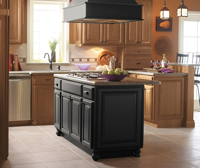 Oak kitchen cabinets are here to stay